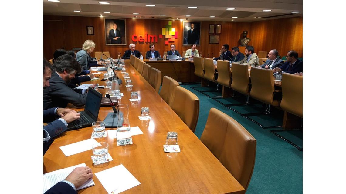 Instantánea de la reunión mantenida entre el alcalde de la ciudad y representantes de los empresarios madrileños.