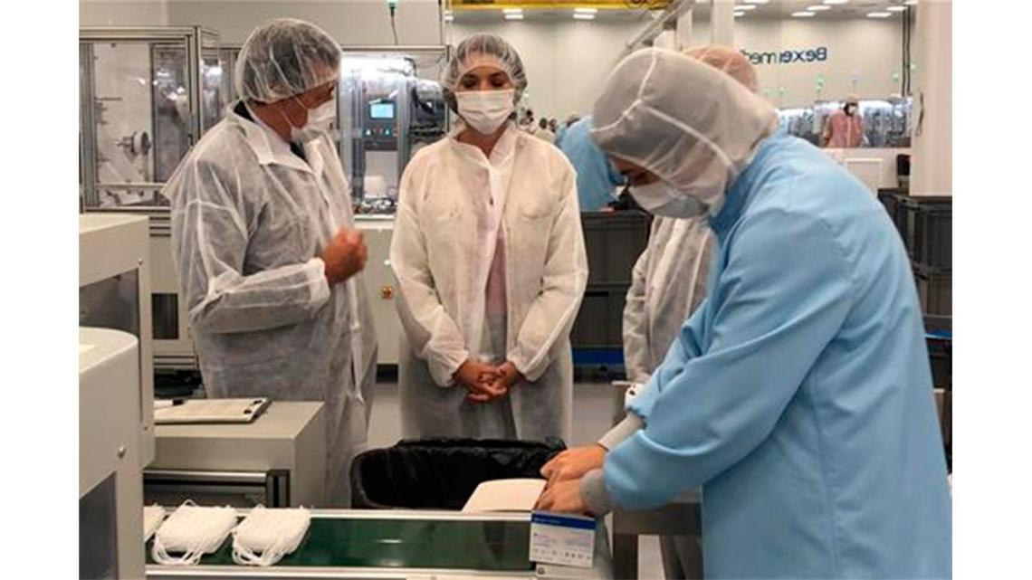 La ministra Reyes Maroto visitando la planta de fabricación de mascarillas de Bexen Medical (Guipúzcoa).