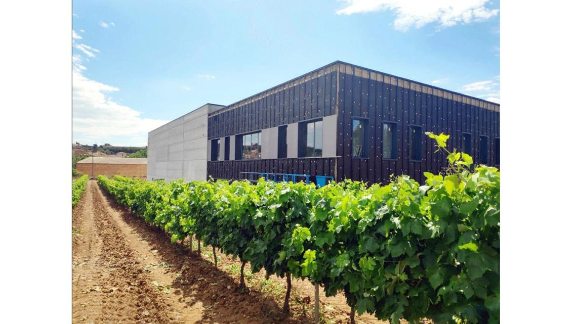 El nuevo edificio, ubicado en Vila-rodona (Tarragona), tendrá una capacidad de cuatro millones de botellas y un almacén logístico.