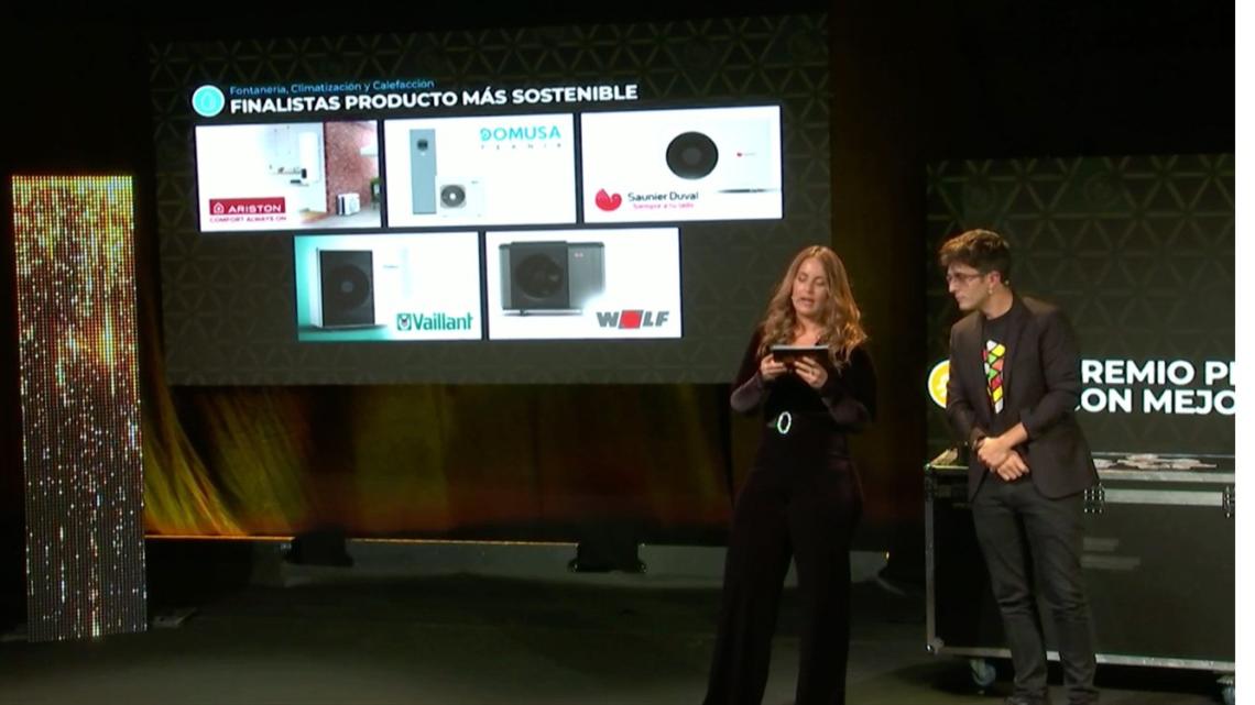 Nerea Orduña anunciando el ganador, de entre los cinco semifinalistas, del premio al Producto más sostenible.