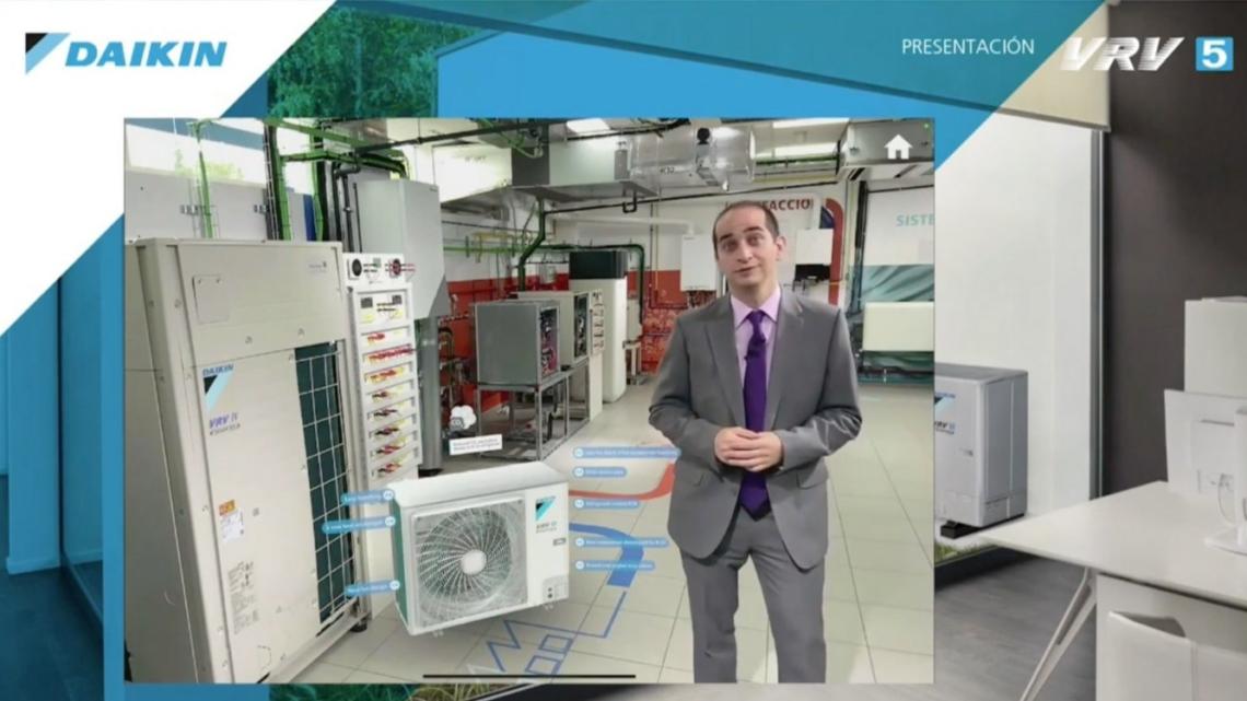 Ignacio Bravo, manager de la Oficina Técnica de Daikin, detalla las características del producto, entre las que destaca un detector de fugas que viene de serie.