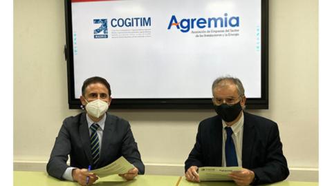 Imagen del acto de firma del acuerdo en el que podemos ver a José Antonio Galdón Ruiz, decano del COGITIM (izqda.) y Emiliano Bernardo Muñoz, presidente de Agremia (drcha.)