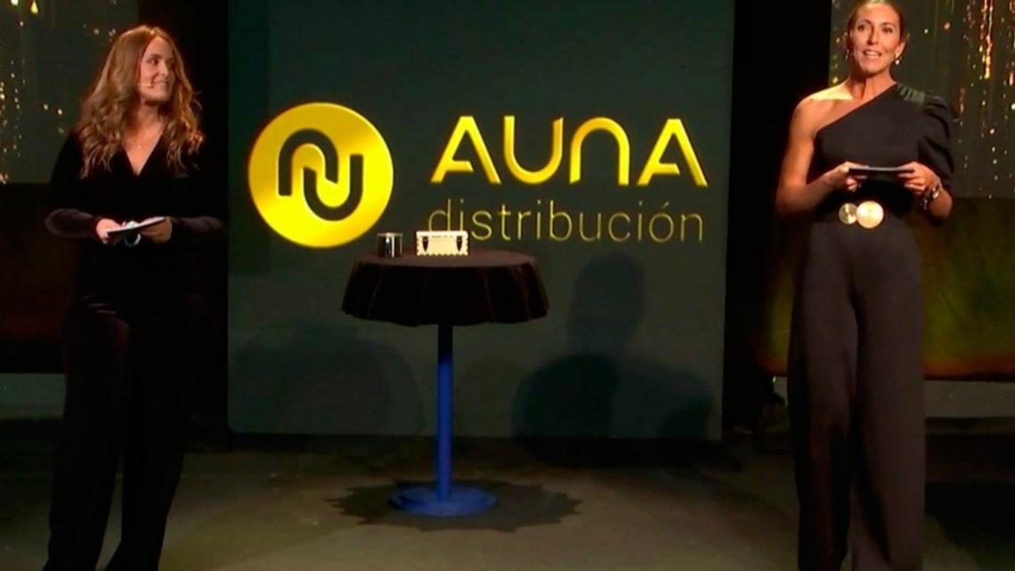 Nerea Orduña y Mariana Barrado presentando los Premios Aúna 2020, celebrados de forma virtual.