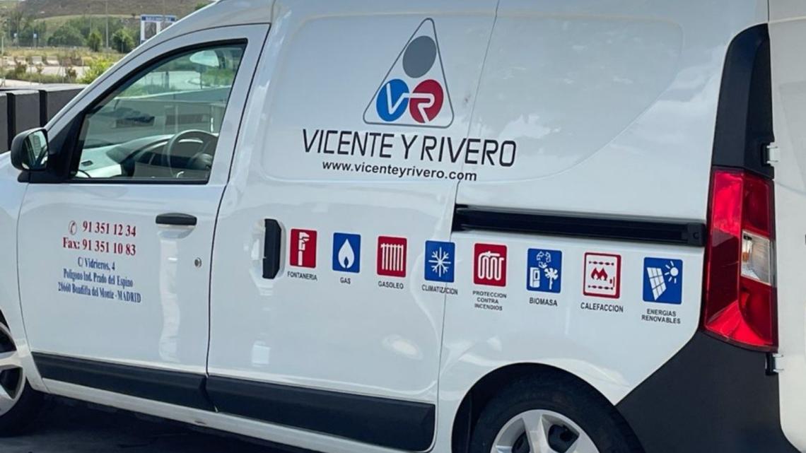 Imagen de la furgoneta de una empresa de saneamiento e instalaciones, ubicada en Boadilla del Monte (Madrid).