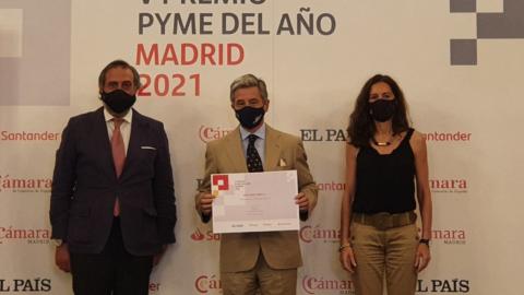 Imagen de la recogida del premio por parte de Tomás Higuero, consejero delegado de Aire Limpio, en el Palacio de Santoña de Madrid.