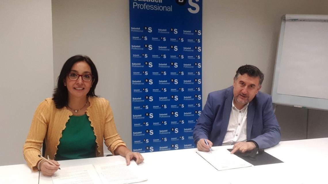 Imagen del momento de la firma entre CNI y el Banco Sabadell.