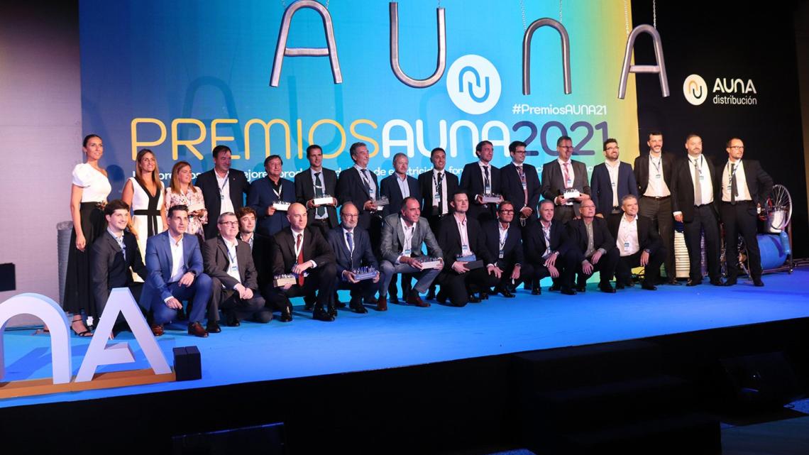 Foto de grupo con los premiados, finalistas y el equipo de Aúna Distribución.