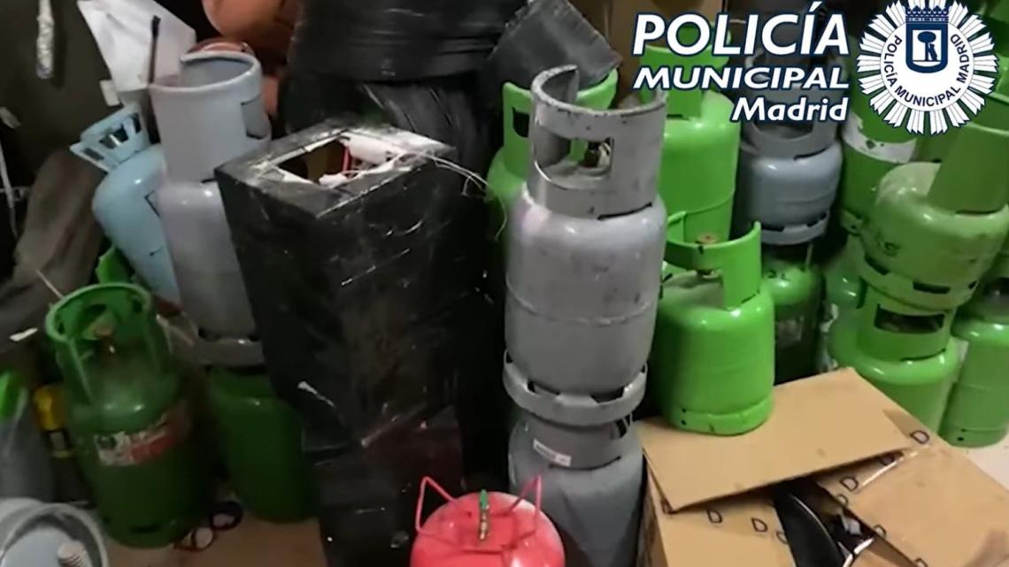 Imagen de algunas de las 73 botellas con gases fluorados peligrosos que la Policía Municipal de Madrid ha encontrado.