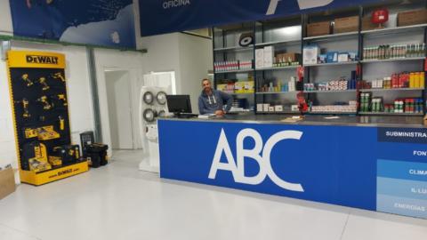 La nueva tienda del distribuidor está liderada por Manuel Carmona, su gerente.
