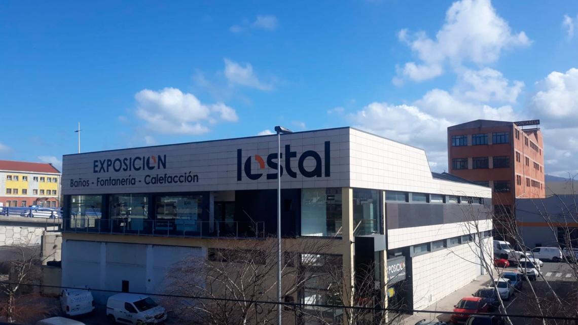 Fachada del punto de venta de Santander de Lostal, una de las empresas distribuidoras que integran el Grupo 7.