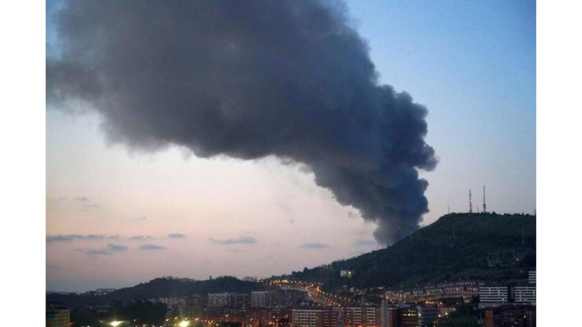 Una gran columna de humo alertó a los vecino de lo ocurrido. Fuente: Deia / Pablo Viñas.