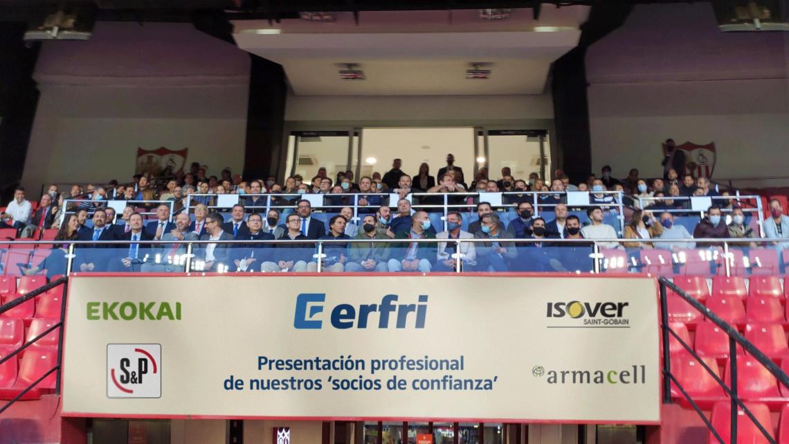 Fotografía de grupo de los asistentes en el palco del estadio del Sevilla FC.