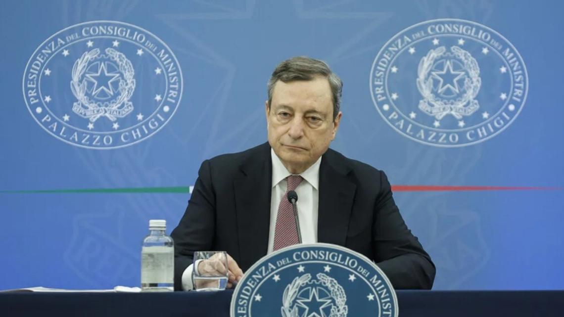 Imagen de Mario Draghi, primer ministro italiano, en la rueda de prensa en la que, este miércoles, lanzaba la pregunta al resto de Gobiernos europeos.