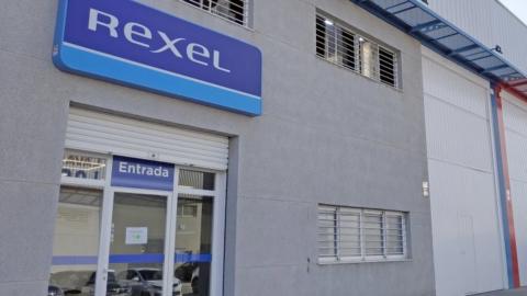 Fachada del nuevo punto de venta de Rexel en Castellón.