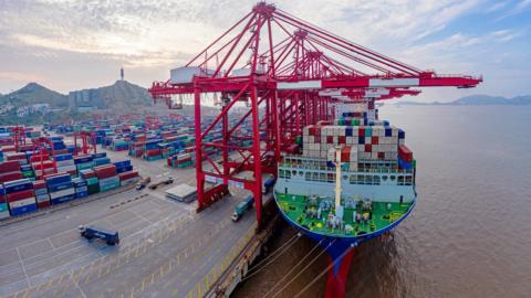 El confinamiento de Shanghái está provocando que su puerto opere al 25 %.