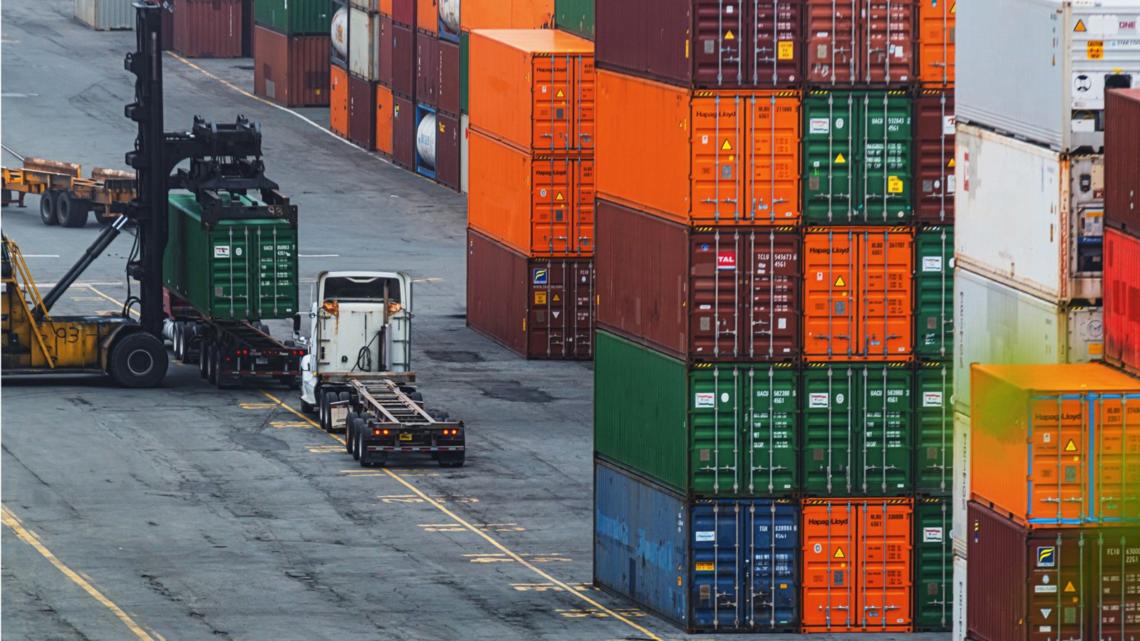 Más de 160 buques de carga están a la espera de poder entrar en los puertos de Shanghái, Ningbo y Shenzhen.