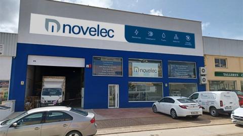 Fachada del punto de venta de Novelec en Guadix.