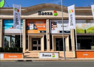 Fachada del punto de venta de Baeza SA en Torrevieja.