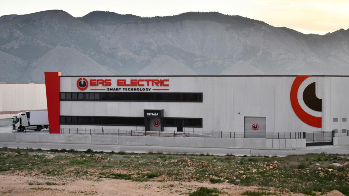 Fachada del centro logístico de Eas Electric en Redován (Alicante).