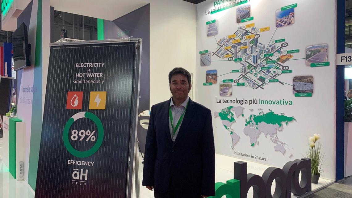 Alejandro del Amo, fundador y CEO de Abora Solar, en el stand de la compañía en Mostra Convegno Expocomfort.