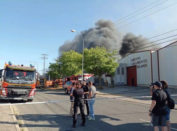 Imagen del incendio en Exclusivas Zabaleta. Foto: Europa Press.