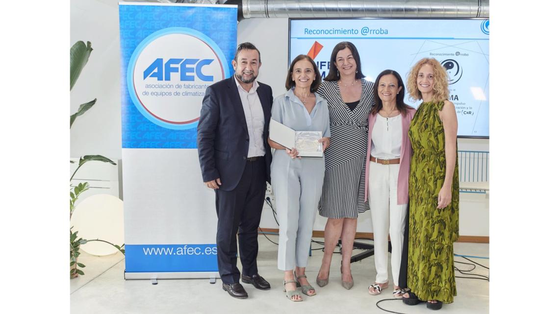 La directora de C&R, María Valcarce, recoge el reconocimiento de manos del presidente de AFEC, Francisco Perucho.