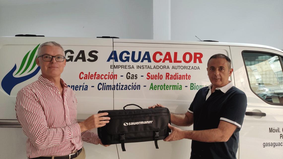 Santiago Chíes recibe el analizador de combustión de Sauermann de manos del responsable comercial del área de Climatización y Confort, Lorenzo Tasso.