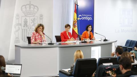 Teresa Ribera, Isabel Rodríguez y Carolina Darias durante la rueda de prensa posterior al Consejo de Ministros. Foto: Moncloa.