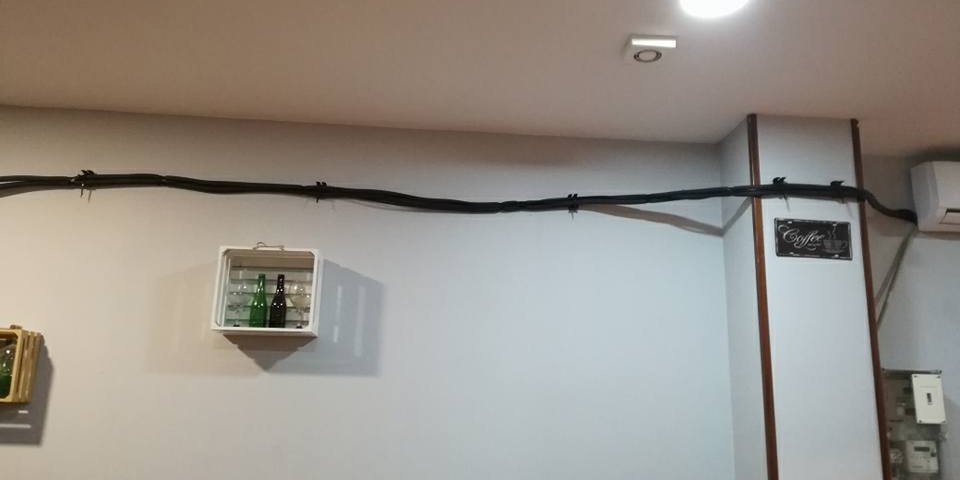 Fotoimpacto: una instalación de aire acondicionado con el cableado 'a la  vista' en un bar de Valladolid