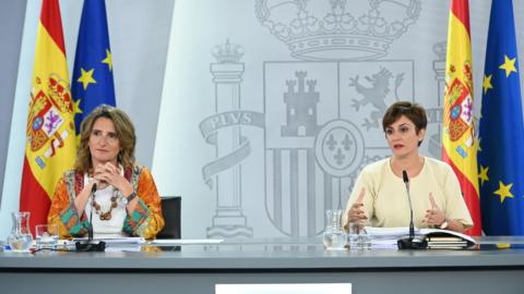 La ministra para la Transición Ecológica, Teresa Ribera, y la portavoz del Gobierno, Isabel Rodríguez, durante la rueda de prensa posterior al Consejo de Ministros.