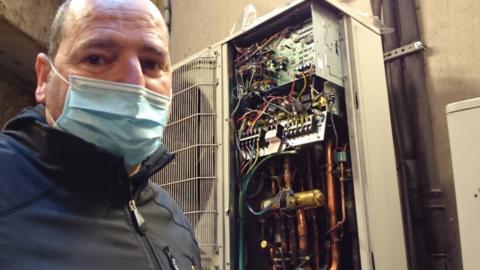 Javier Sánchez trabaja como instalador autónomo de equipos de climatización, calefacción y ventilación en Barcelona.