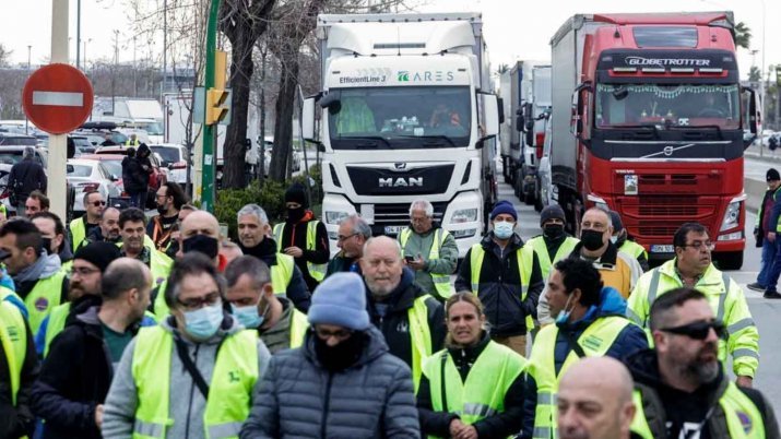 Imagen de la huelga de transportistas en nuestro país. Fuente: El Periódico.