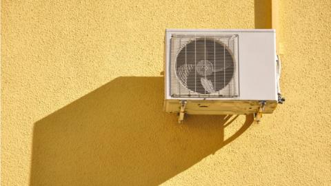 La deficiente manipulación de los equipos de aire acondicionado puede entrañar varios riesgos.