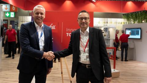 Marcus Albrecht, CEO de BOCK, y Kristian Strand, presidente de Danfoss Commercial Compressors, en la feria Chillventa. Foto: Danfoss.