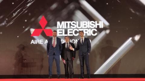 De izquierda a derecha, José Gaona, ingeniero de instalaciones de 2RDIP, Pedro Ruiz, presidente de Mitsubishi Electric España, y Mario Ronquillo, arquitecto y director técnico de 2RDIP.