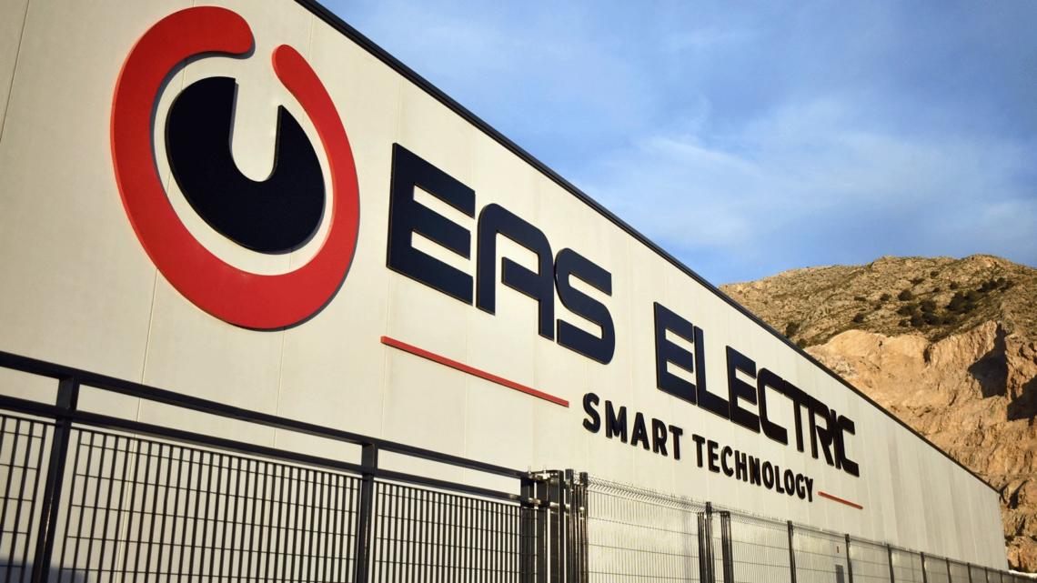 Fachada del centro logístico de Eas Electric en Redován (Alicante).