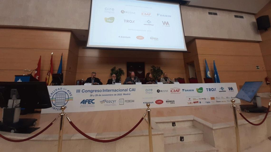 Marta San Román, directora de AFEC, se encargó de moderar la mesa redonda sobre eficiencia energética vs CAI. Foto: AFEC.