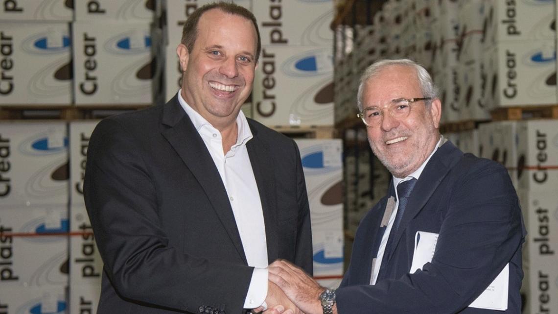 Holger Buescherhoff, director general de Ostendorf y Ernesto Cremades, director general de Crearplast, sellan el acuerdo con un apretón de manos.