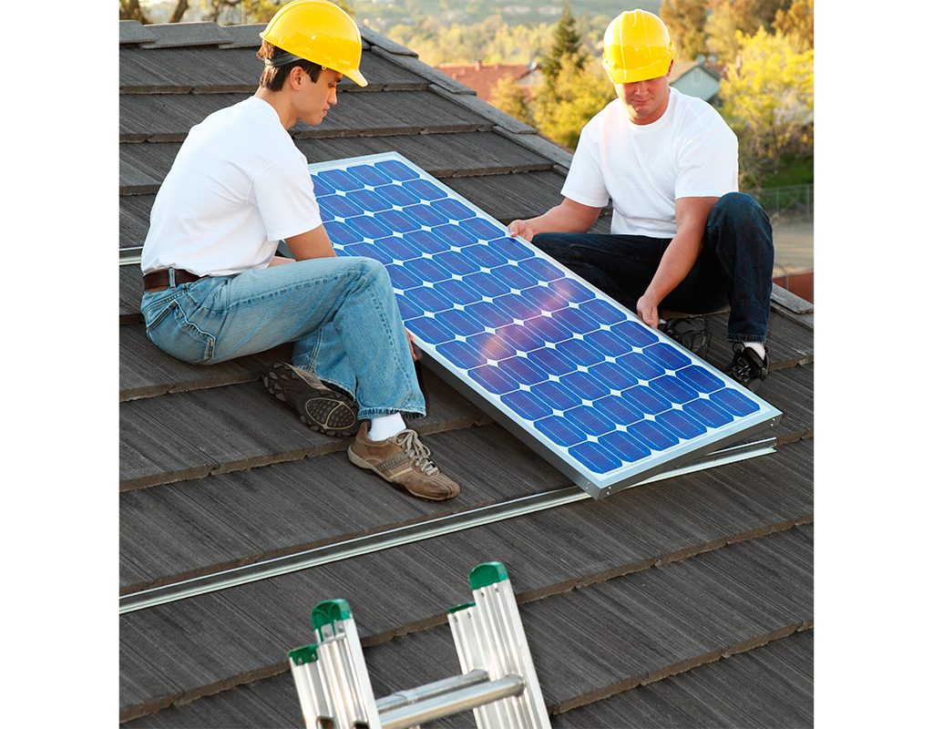 Técnicos instalando placas solares.