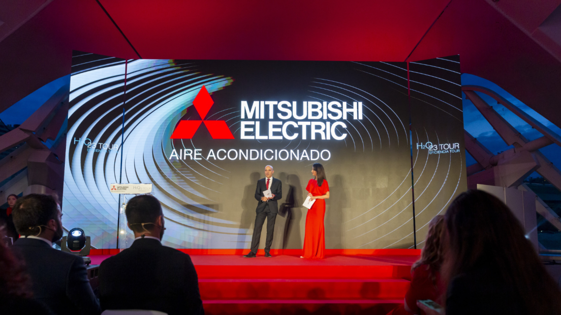 Ricardo Borrajo, Director General de Operaciones de Mitsubishi Electric y Esther Vaquero.