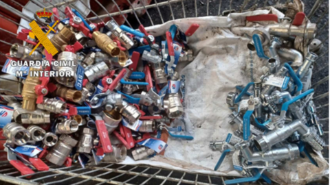 La Guardia Civil encontró el material de fontanería robado en contenedores de una empresa de reciclaje de metal.